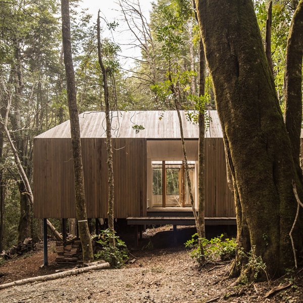 Casa de madera en mitad de los bosques de chile