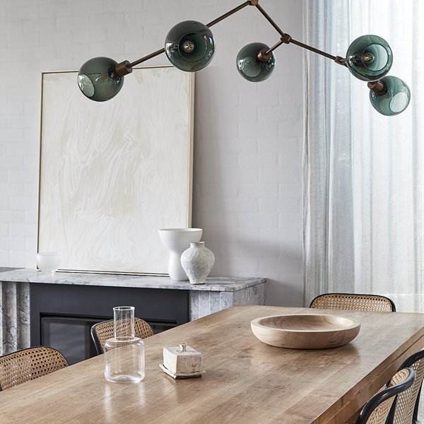 Casa en Australia moderna del arquitecto Daniel Boddam comedor con lampara de techo