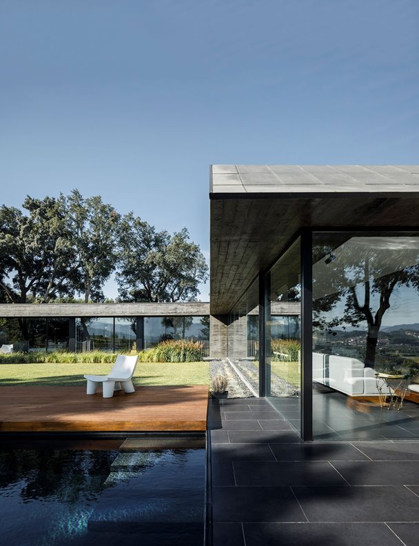 El hormigón se funde con la naturaleza en esta moderna casa en Portugal