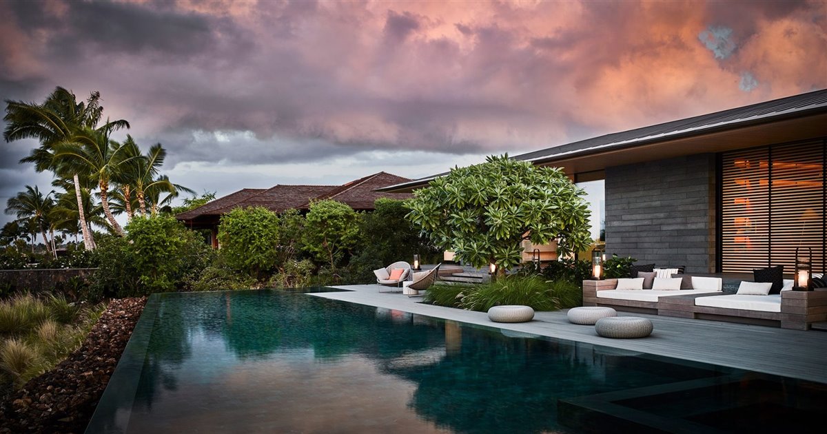 Una moderna casa en Hawái rodeada de volcanes y naturaleza salvaje con una  impresionante piscina