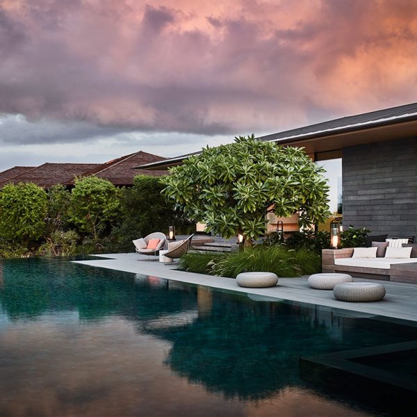 Casa moderna en Hawaii piscina vista de noche