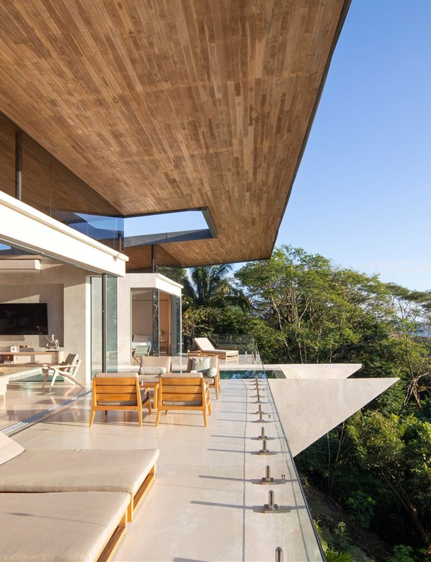 Esta casa de hormigón es sostenible y se esconde en la selva de Costa Rica 