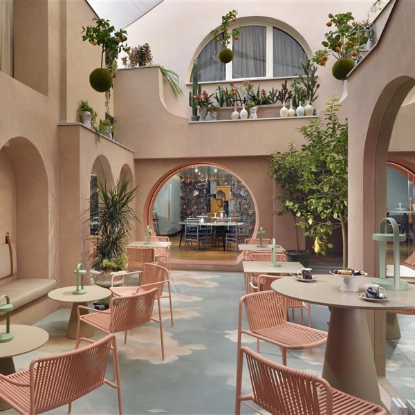 Patio con arcos de color rosa del hotel Leon Place en Roma 5