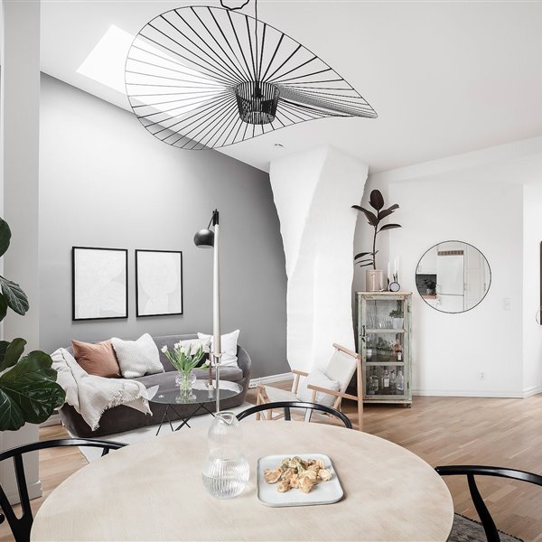 Una teatral columna da personalidad a esta casa con decoración nórdica