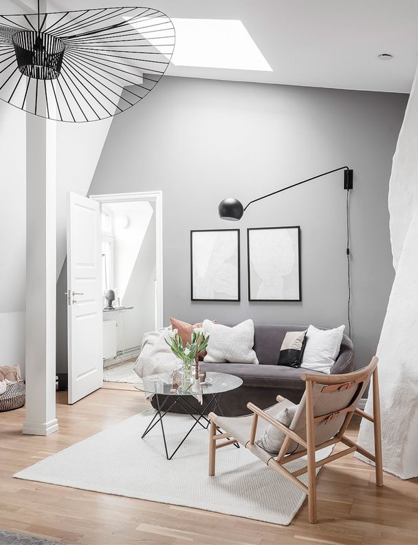 Una teatral columna da personalidad a esta casa con decoración nórdica