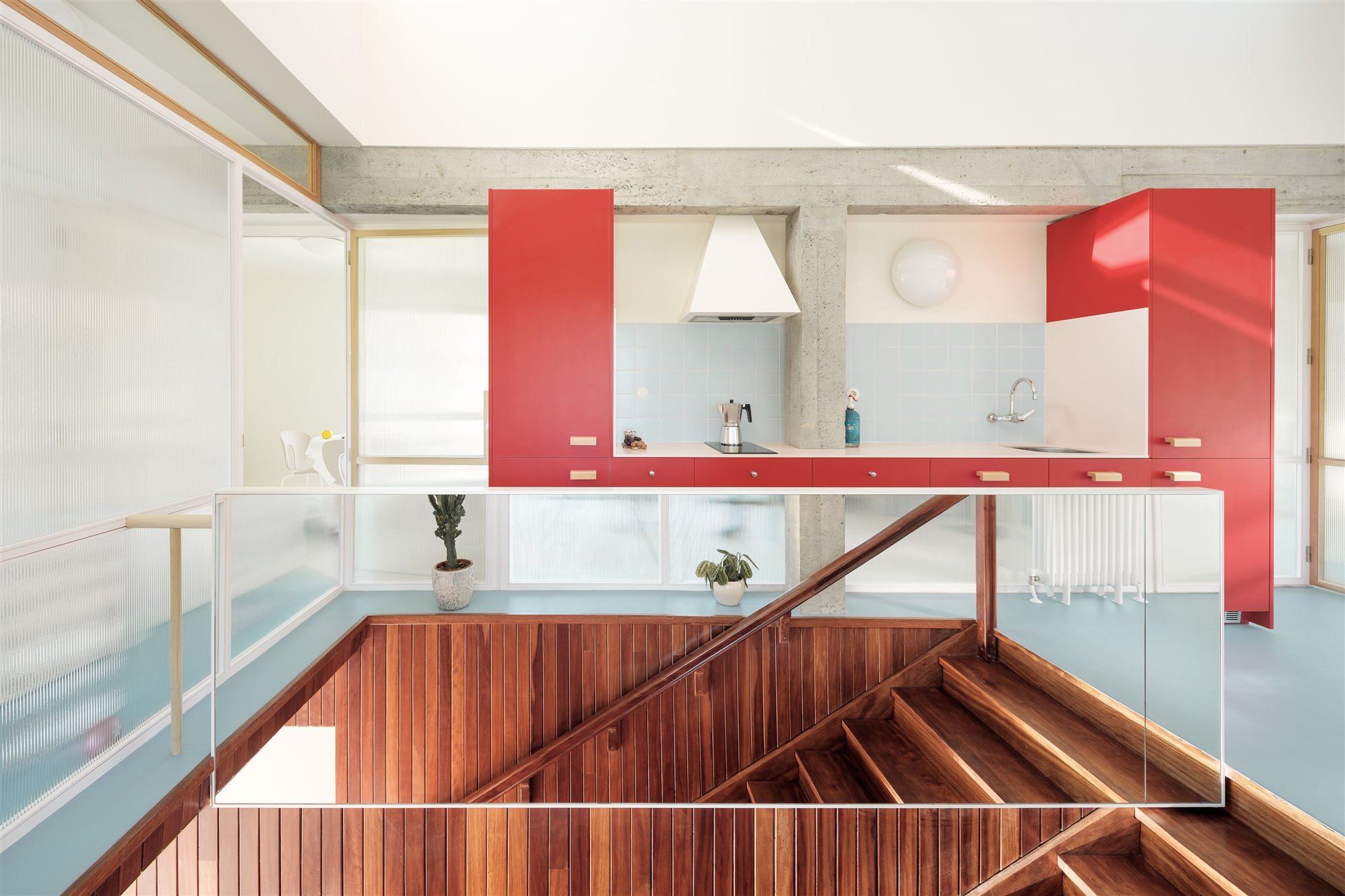 casa azab cocina y escaleras