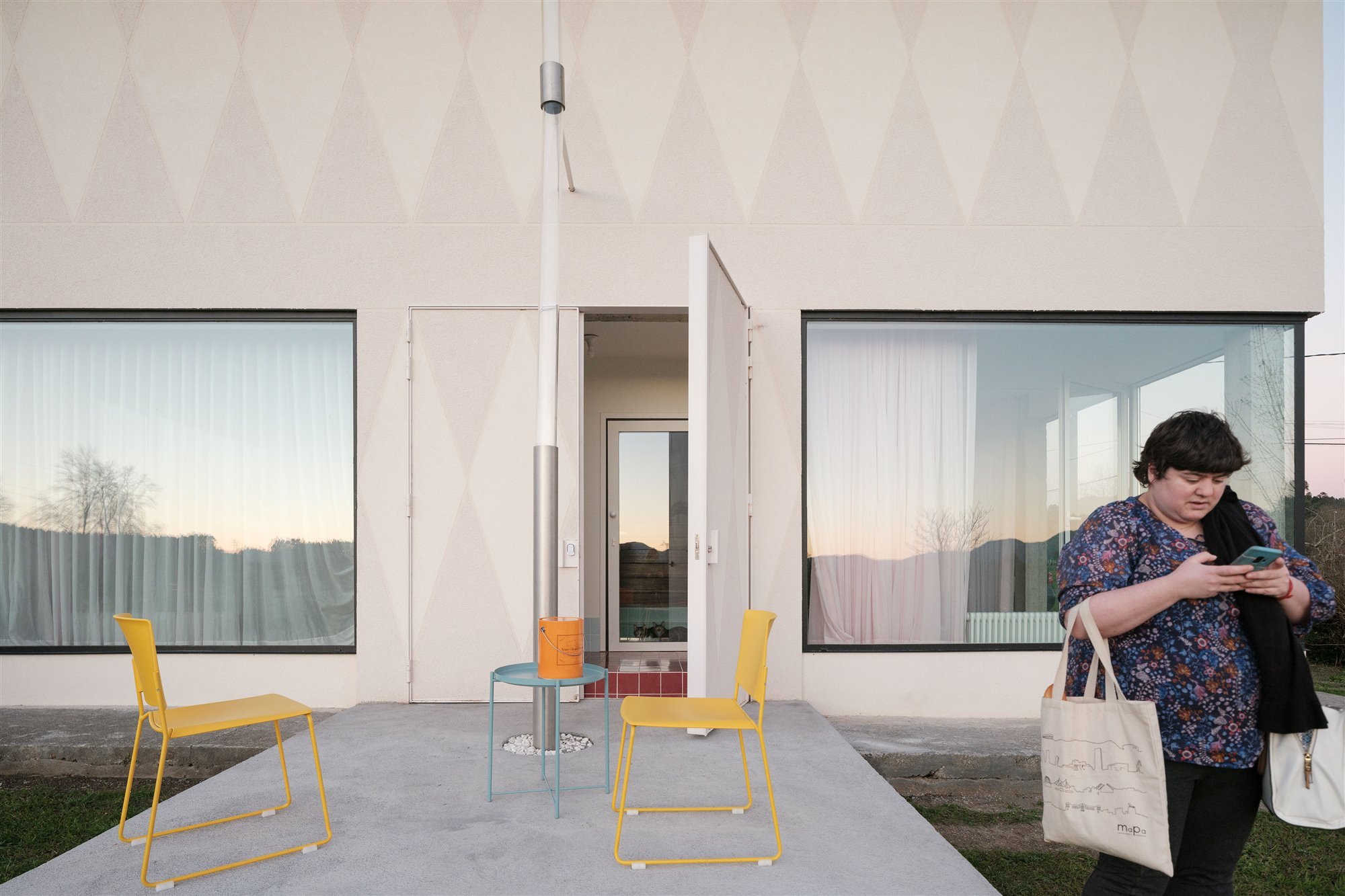 casa azab exterior con sillas