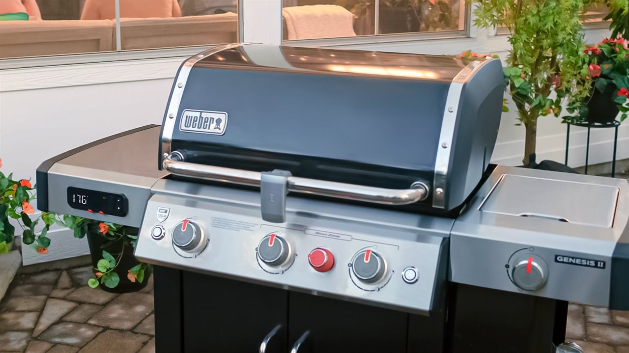 La Genesis II EX-335 de Weber permite cocinar fácilmente sin necesidad de estar pendiente en todo momento de la barbacoa. 