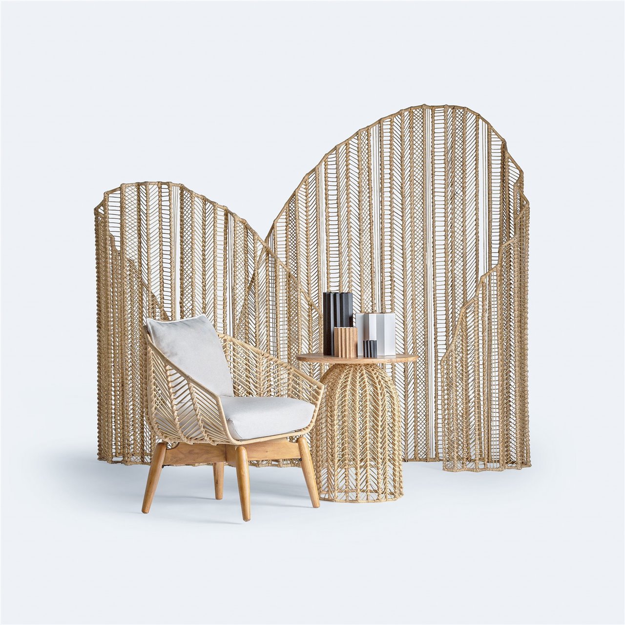 La colección Plissé Rattan sorprende por su entramado artesanal de fibras naturales.