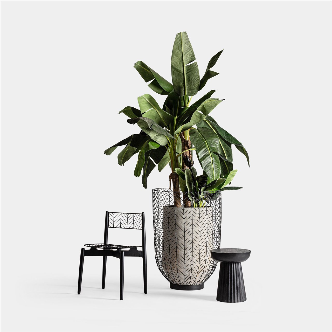 Una gráfica de línea de espigas se aplica al diseño de una silla y unos maceteros en Plissé Metal.