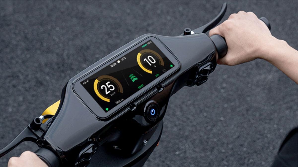 Uno de los grandes atractivos de esta motocicleta eléctrica es que cuenta con una pantalla táctil que, además de indicar la velocidad, tiene GPS y reproductor de música.