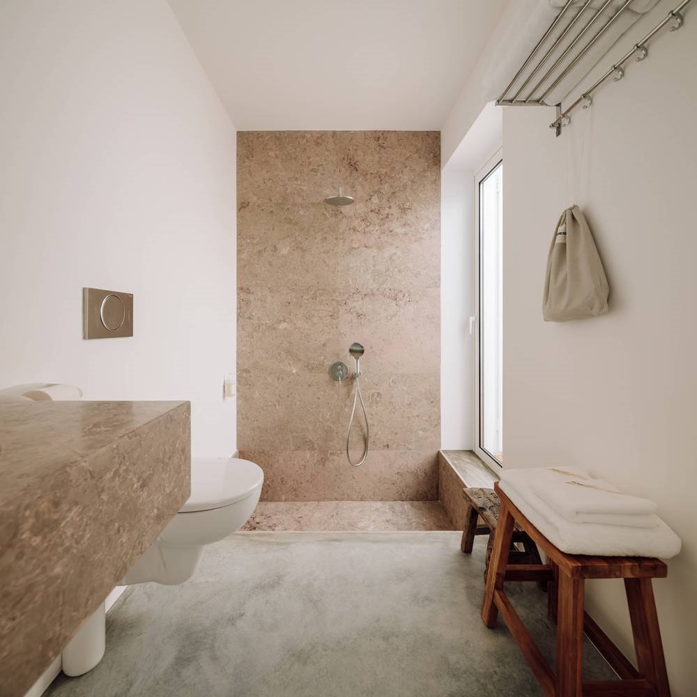 Casa de vacaciones en el algarve en Portugal con fachada e interiores de color blanco baño