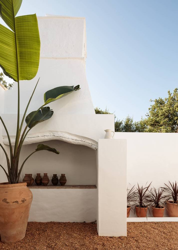 Casa de vacaciones en el algarve en Portugal con fachada e interiores de color blanco barbacoa exterior