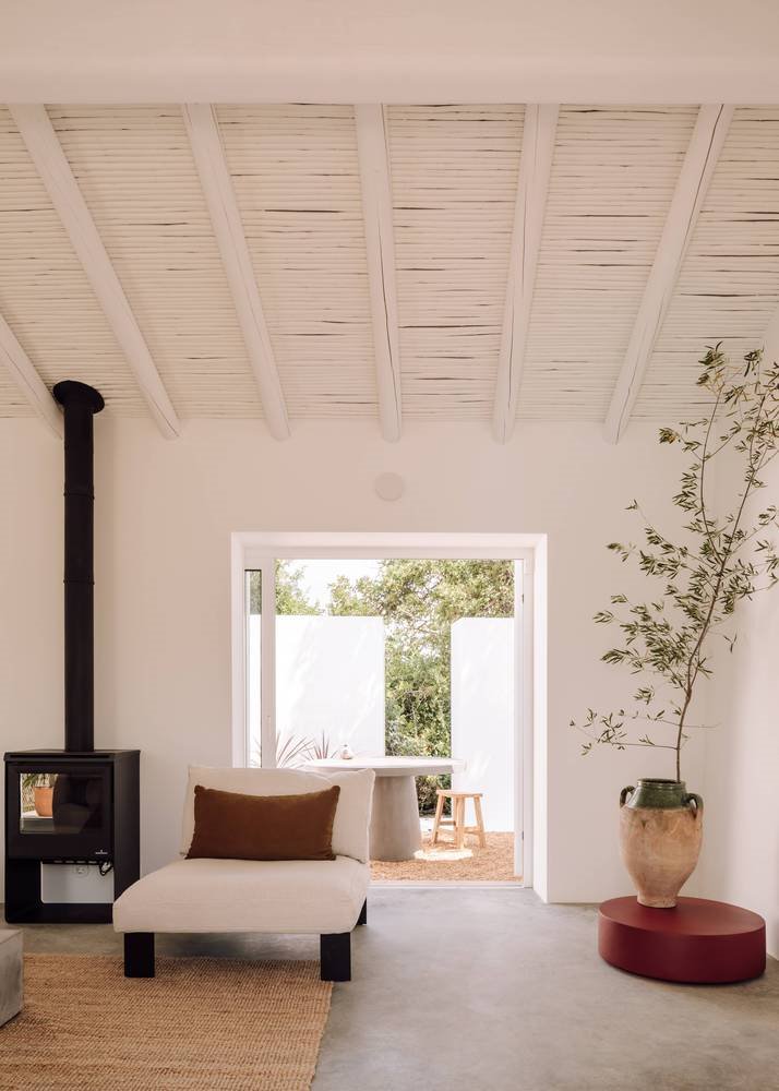 Casa de vacaciones en el algarve en Portugal con fachada e interiores de color blanco chimenea