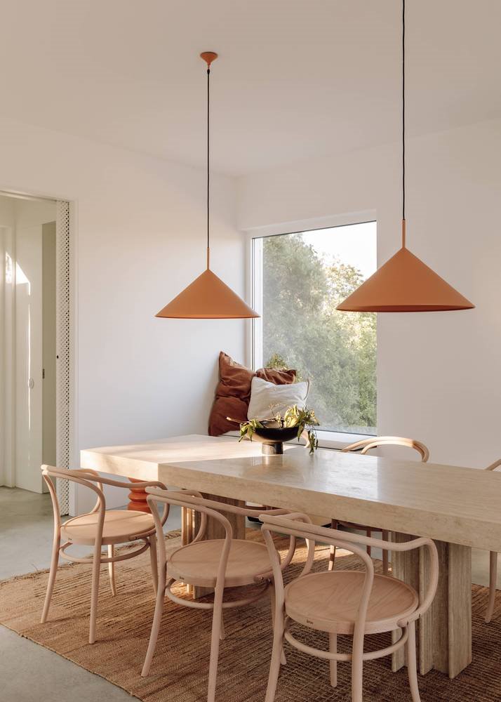 Casa de vacaciones en el algarve en Portugal con fachada e interiores de color blanco comedor con lamparas de techo