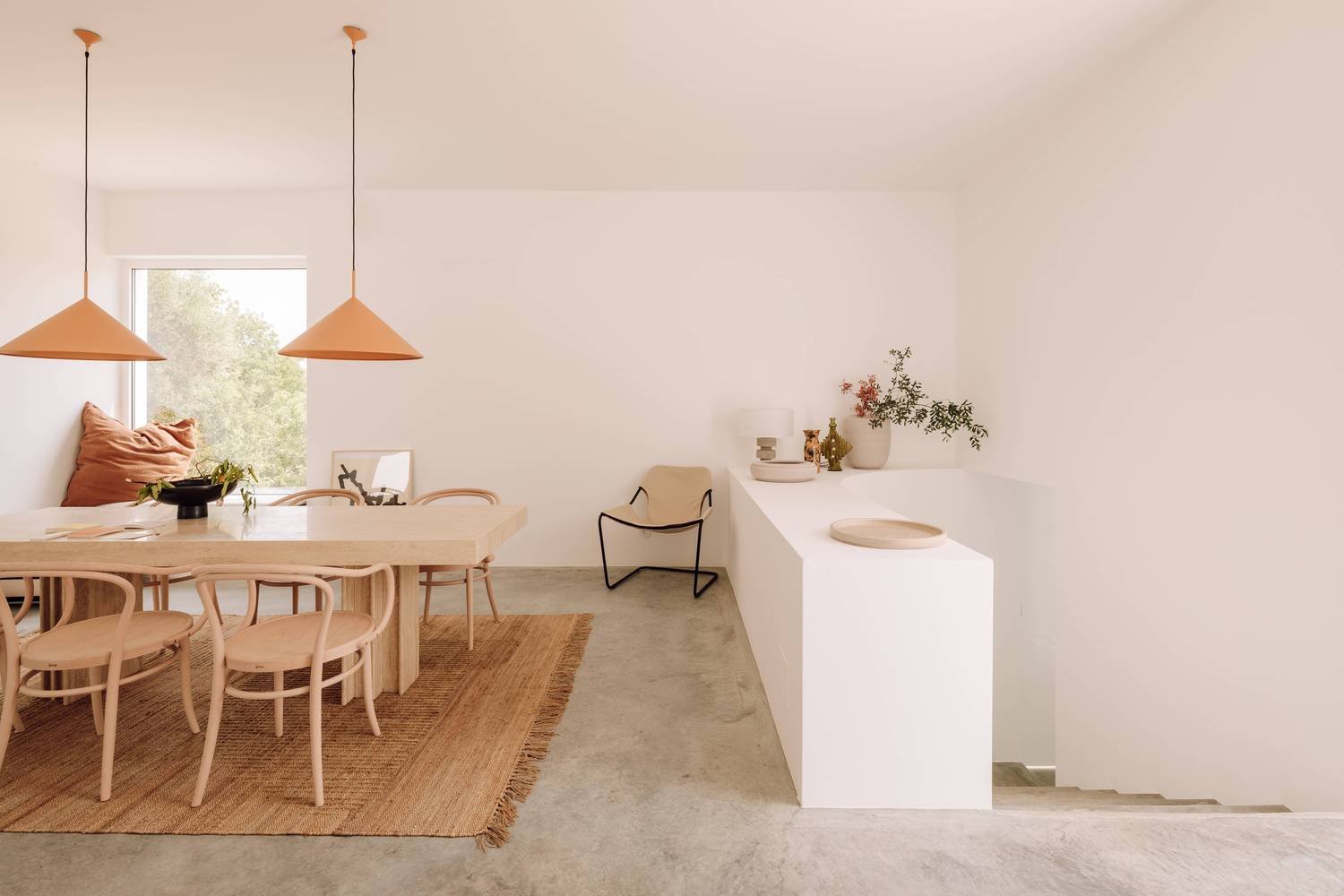 Casa de vacaciones en el algarve en Portugal con fachada e interiores de color blanco comedor