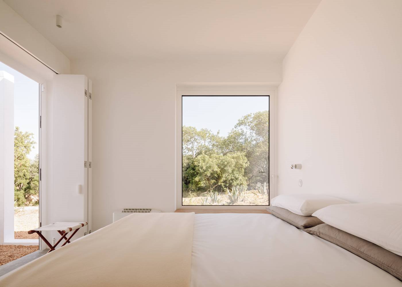 Casa de vacaciones en el algarve en Portugal con fachada e interiores de color blanco dormitorio
