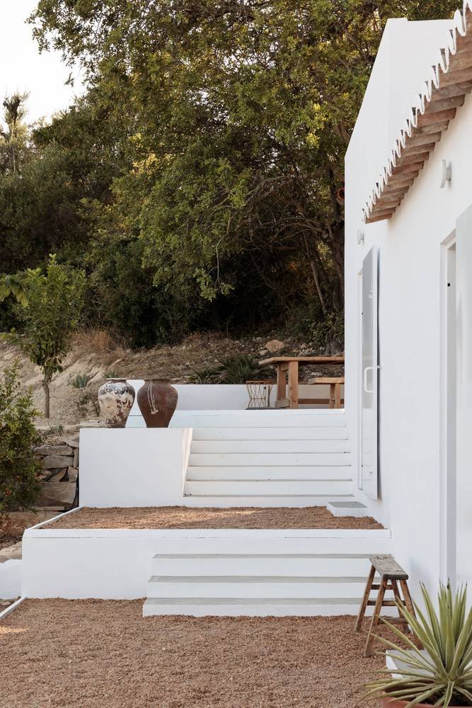 Casa de vacaciones en el algarve en Portugal con fachada e interiores de color blanco entrada