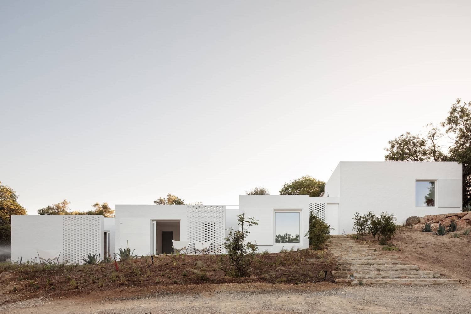 Casa de vacaciones en el algarve en Portugal con fachada e interiores de color blanco fachada