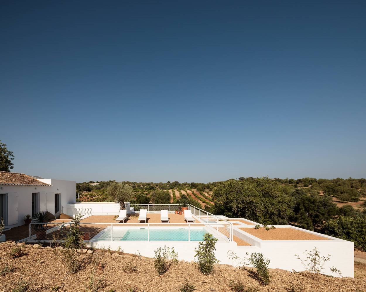 Casa de vacaciones en el algarve en Portugal con fachada e interiores de color blanco piscina