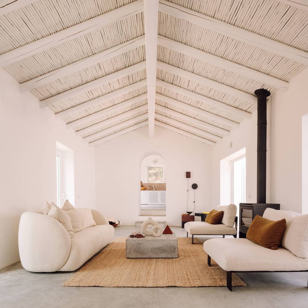 Casa de vacaciones en el algarve en Portugal con fachada e interiores de color blanco salon con chimenea
