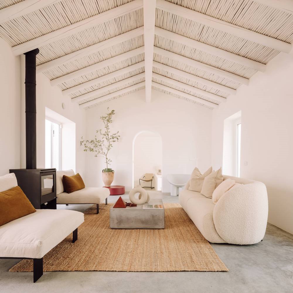 Casa de vacaciones en el algarve en Portugal con fachada e interiores de color blanco salon con vigas vistas
