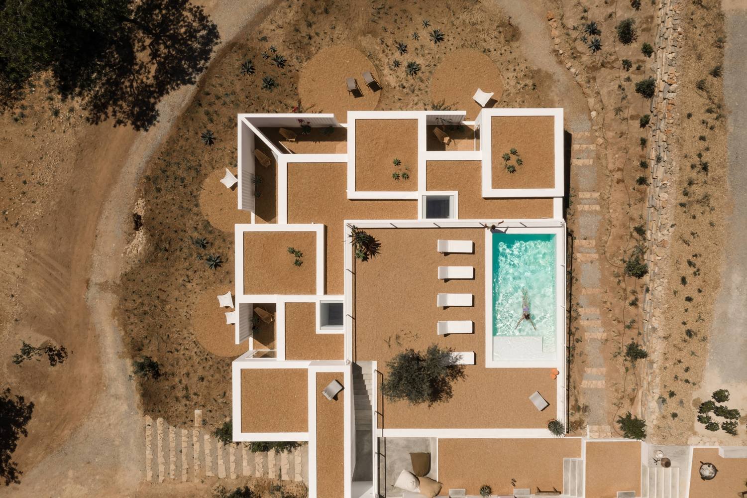 Casa de vacaciones en el algarve en Portugal con fachada e interiores de color blanco vista aerea