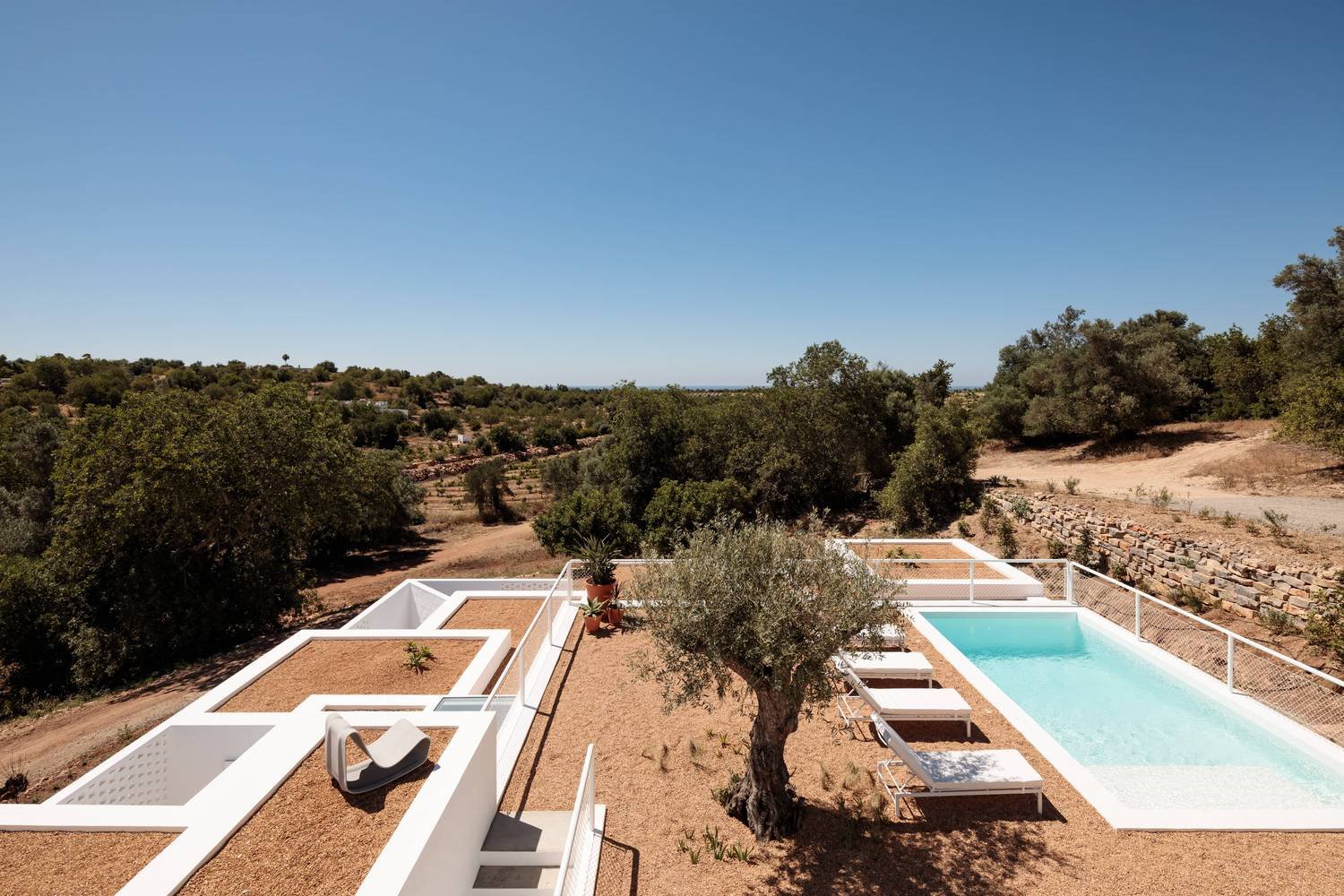 Casa de vacaciones en el algarve en Portugal con fachada e interiores de color blanco vista del exterior
