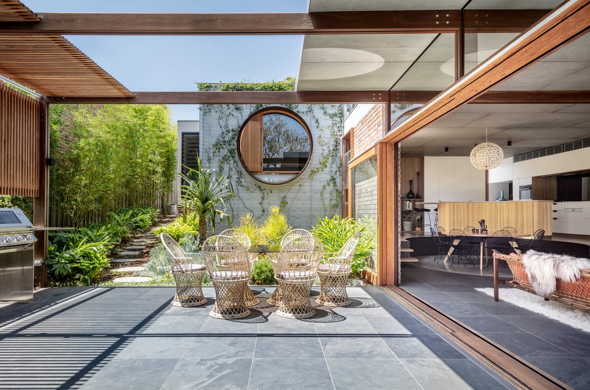 Casa moderna con fachada de hormigon en Sidney comedor exterior