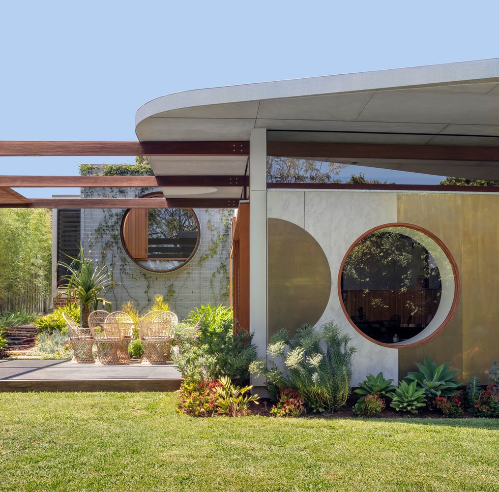 Casa moderna con fachada de hormigon en Sidney patio con ventanas redondas