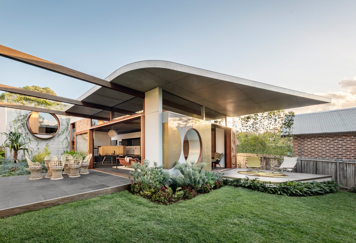 Casa moderna con fachada de hormigon en Sidney patio interior con jardin
