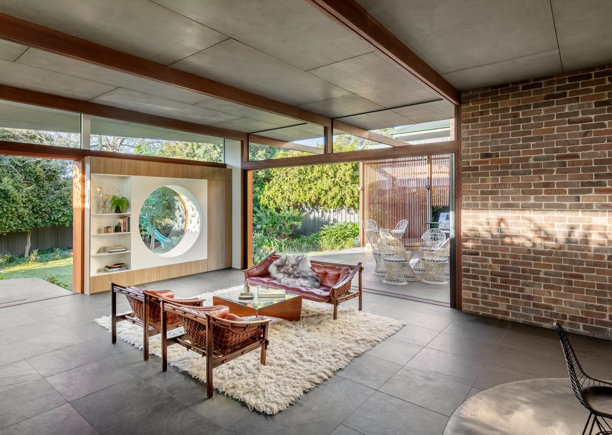 Casa moderna con fachada de hormigon en Sidney salon abierto al exterior