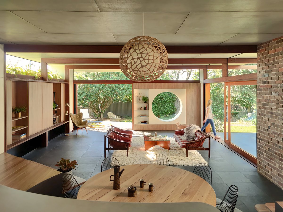 Casa moderna con fachada de hormigon en Sidney salon con butacas de piel