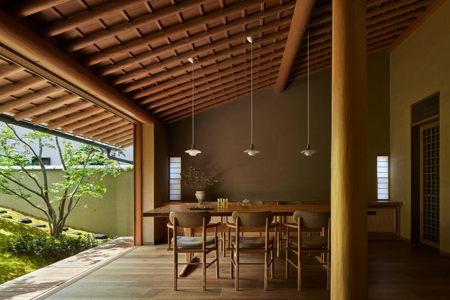 Casa moderna con fachada de madera en Kyoto comedor abierto al exterior