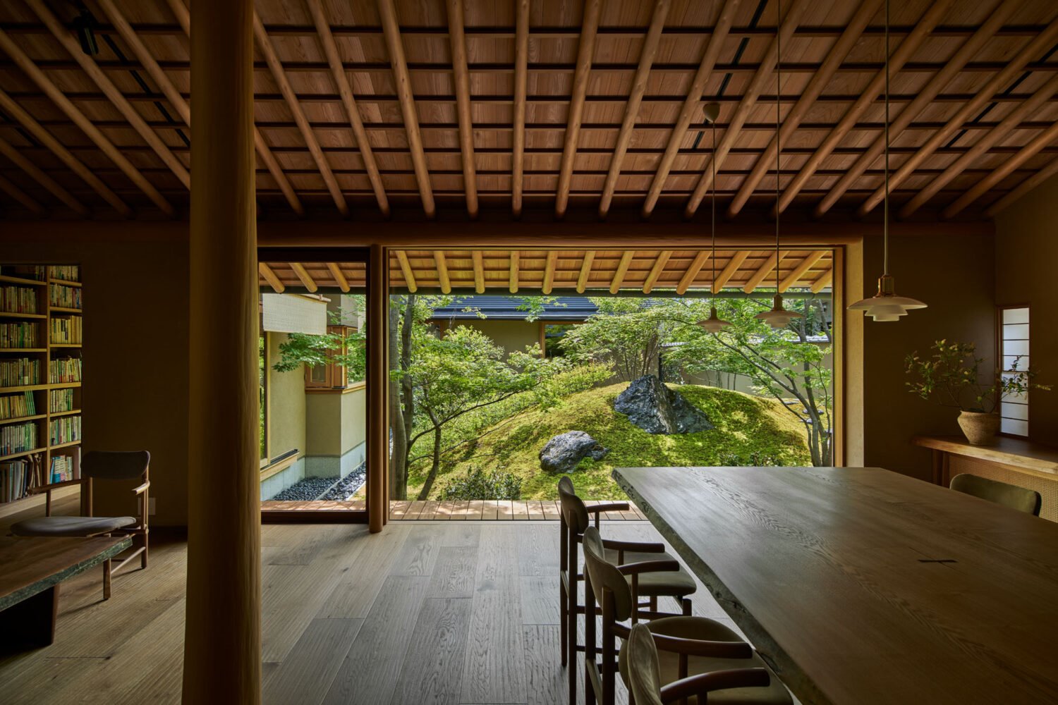 Casa moderna con fachada de madera en Kyoto comedor con vistas
