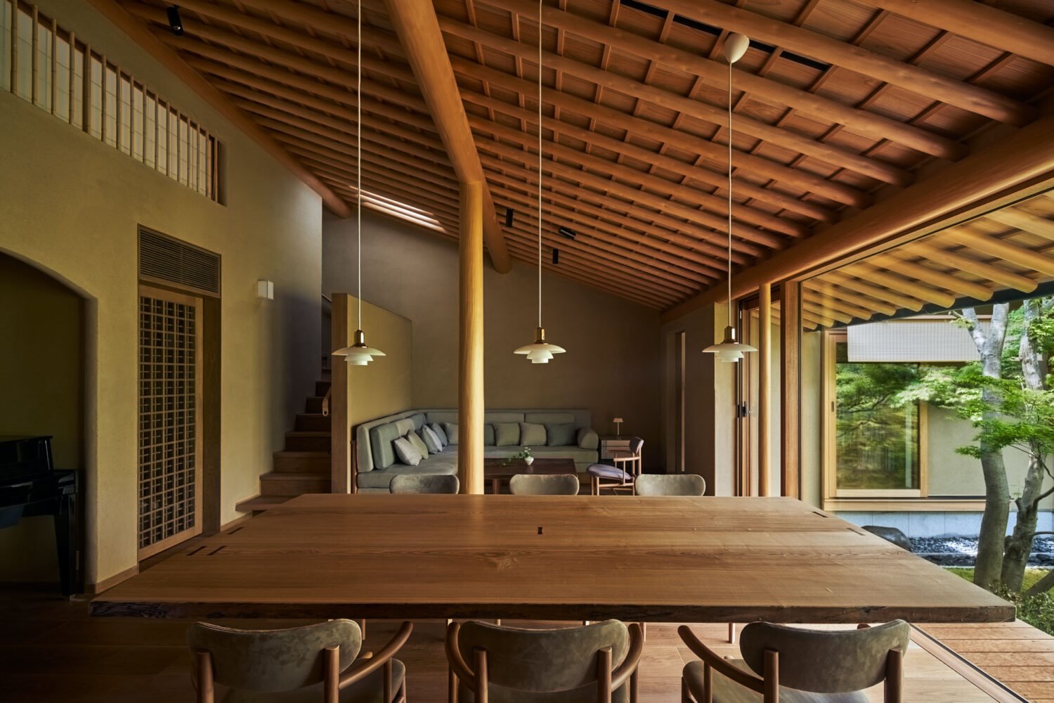 Casa moderna con fachada de madera en Kyoto comedor y salon