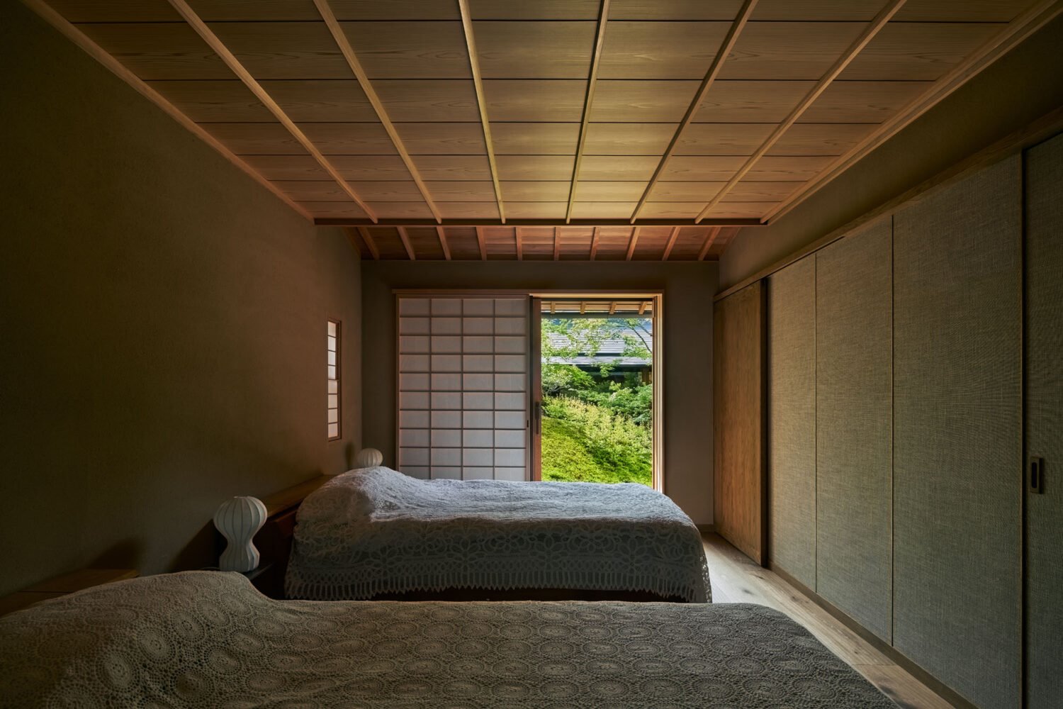 Casa moderna con fachada de madera en Kyoto dormitorio