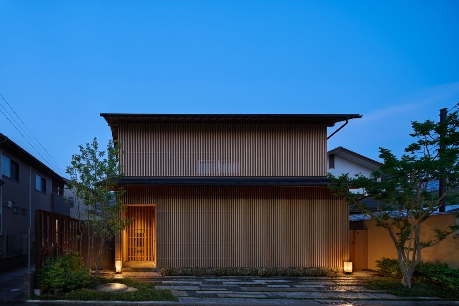 Casa moderna con fachada de madera en Kyoto entrada de noche