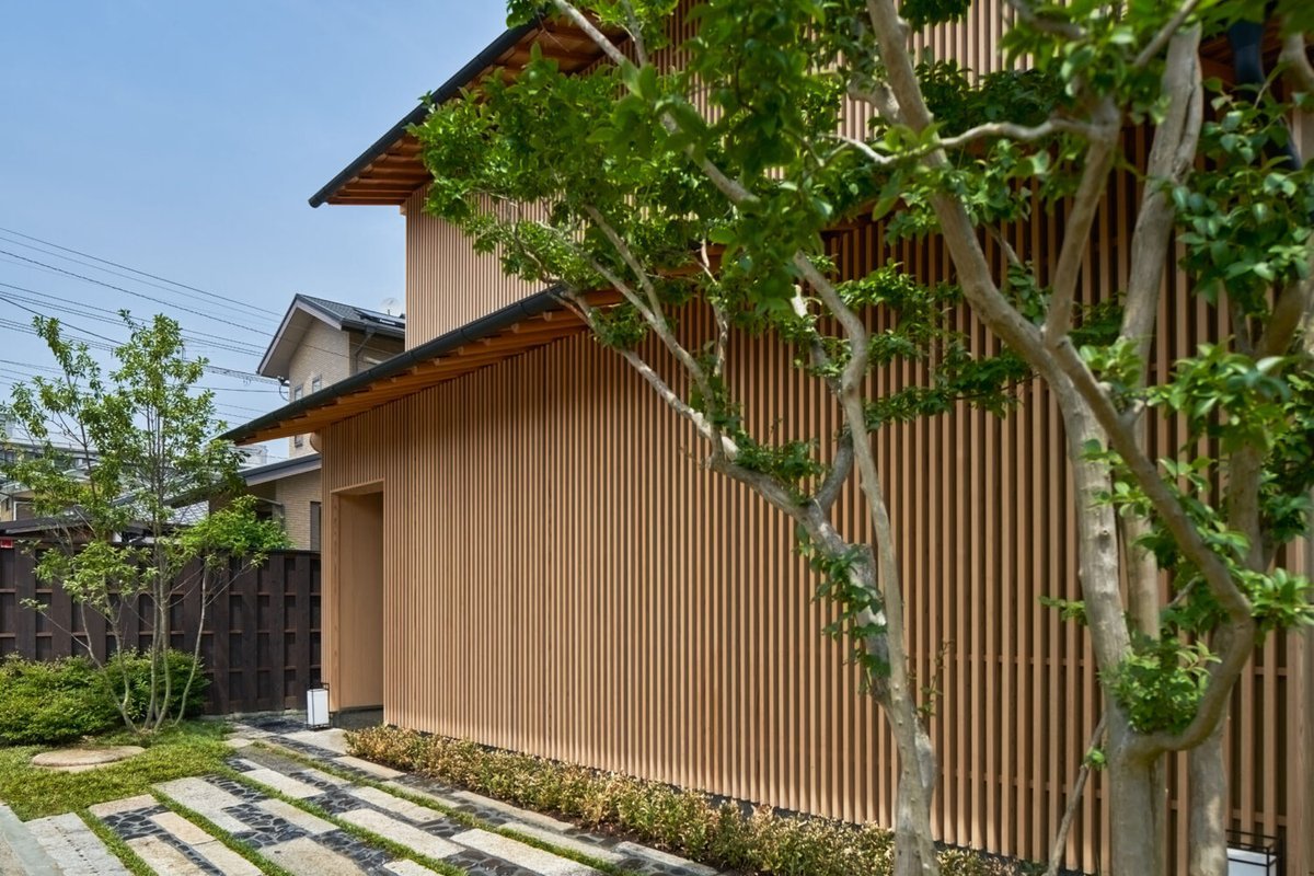 Casa moderna con fachada de madera en Kyoto entrada