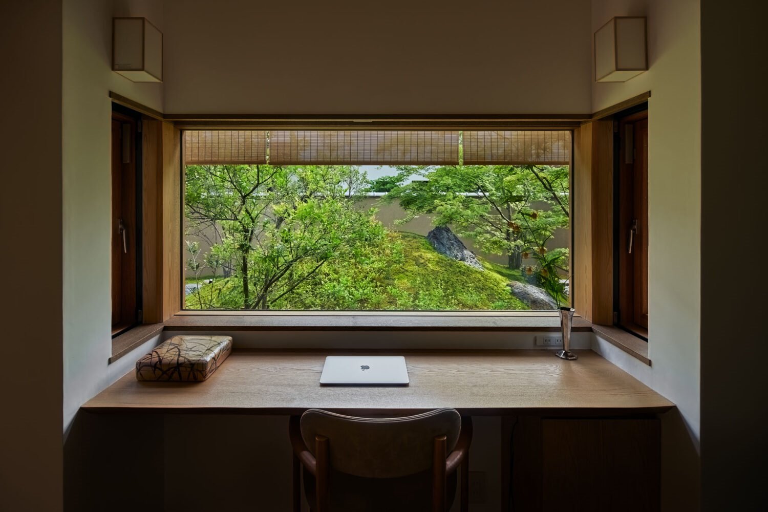 Casa moderna con fachada de madera en Kyoto estudio