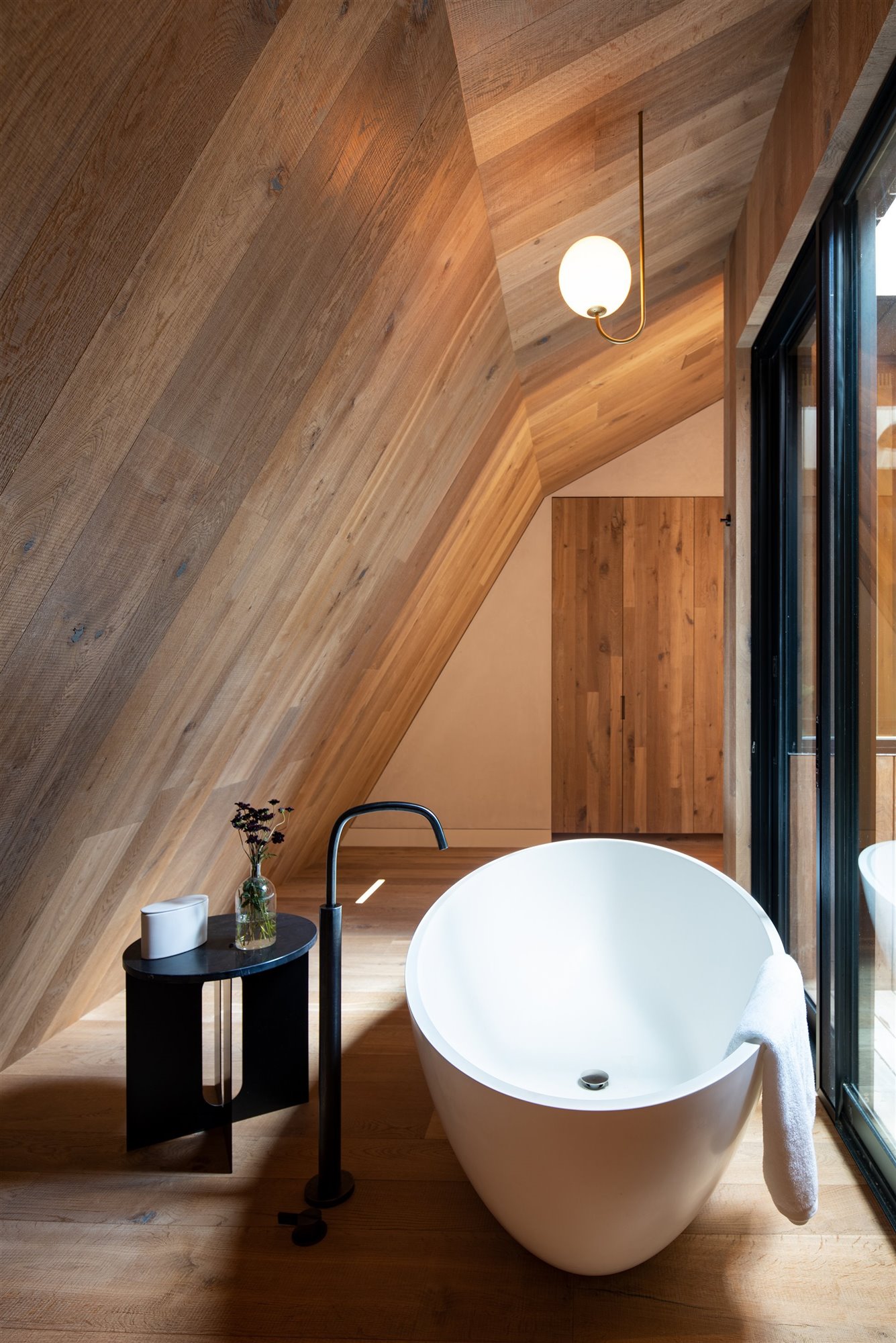 Casa moderna en el campo con fachada de paja baño con bañera
