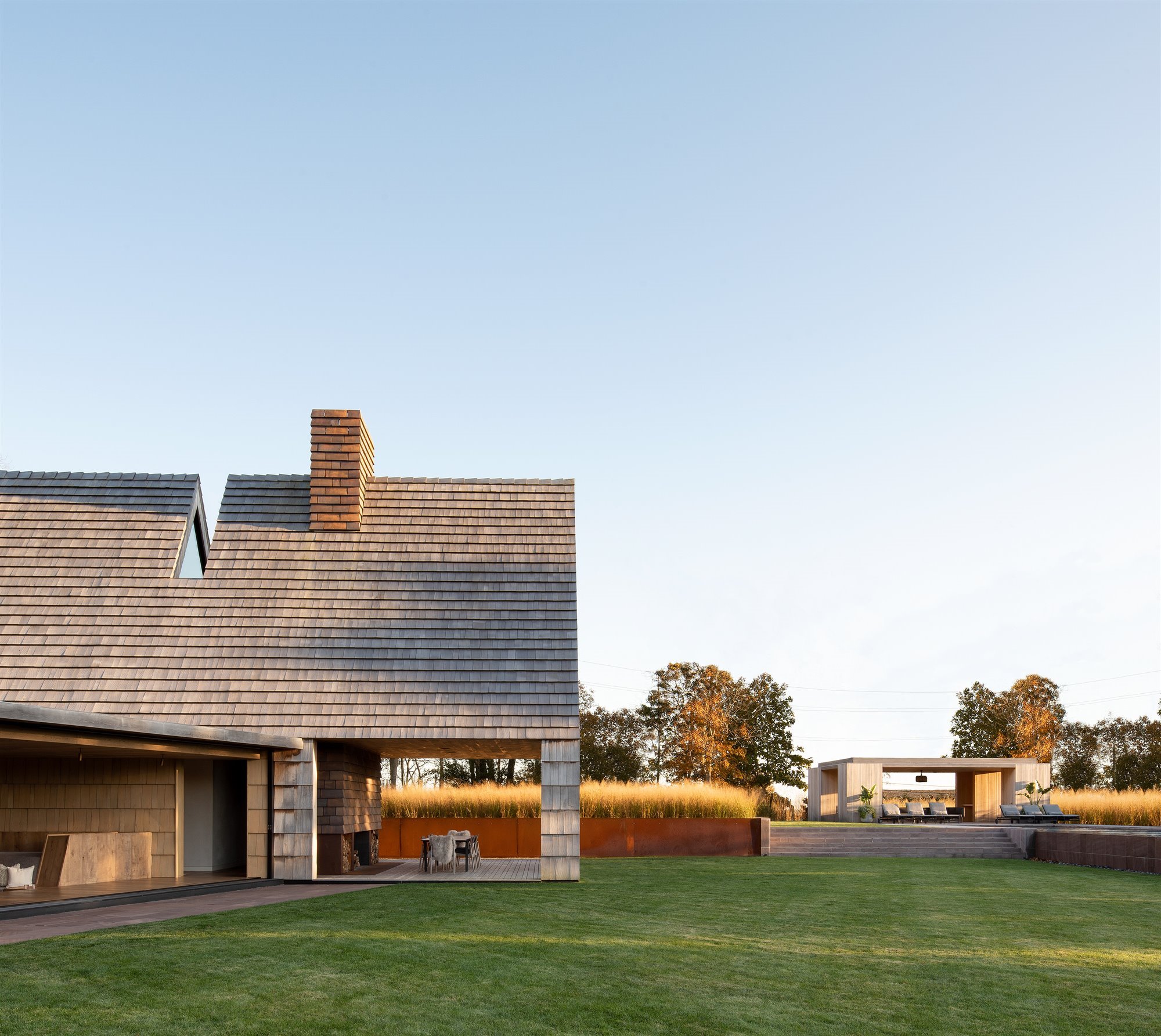 Casa moderna en el campo con fachada de paja con jardin interior