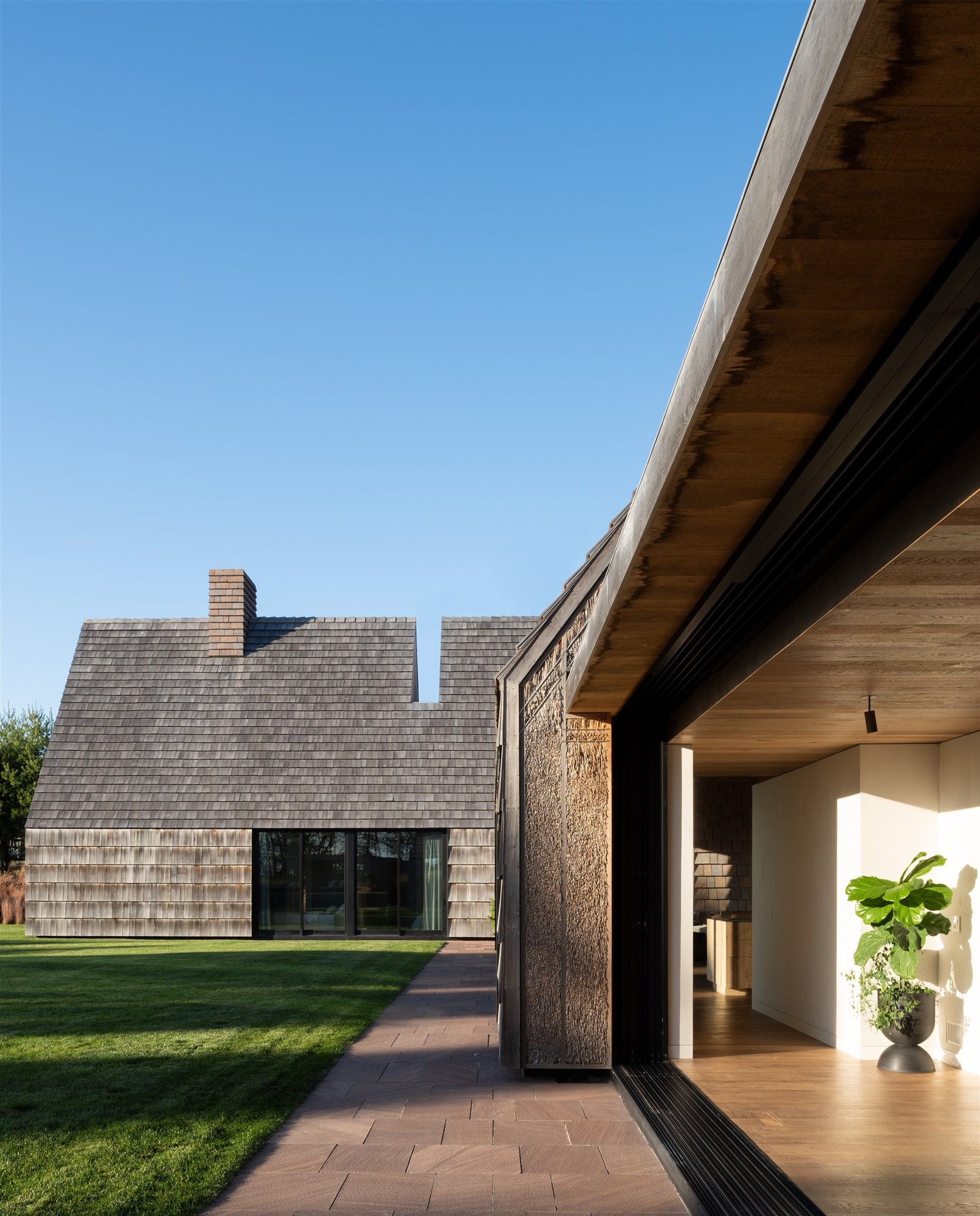 Casa moderna en el campo con fachada de paja espacios abiertos al jardin