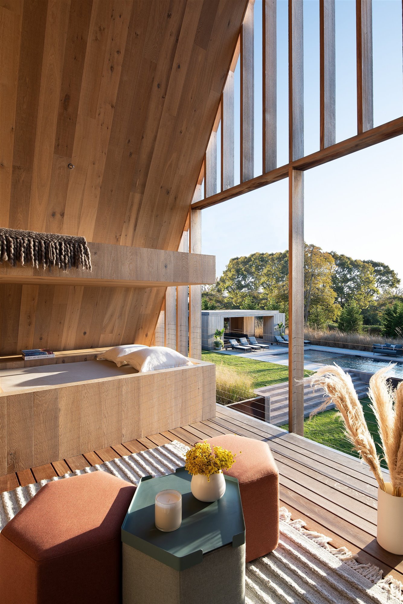 Casa moderna en el campo con fachada de paja salon abierto
