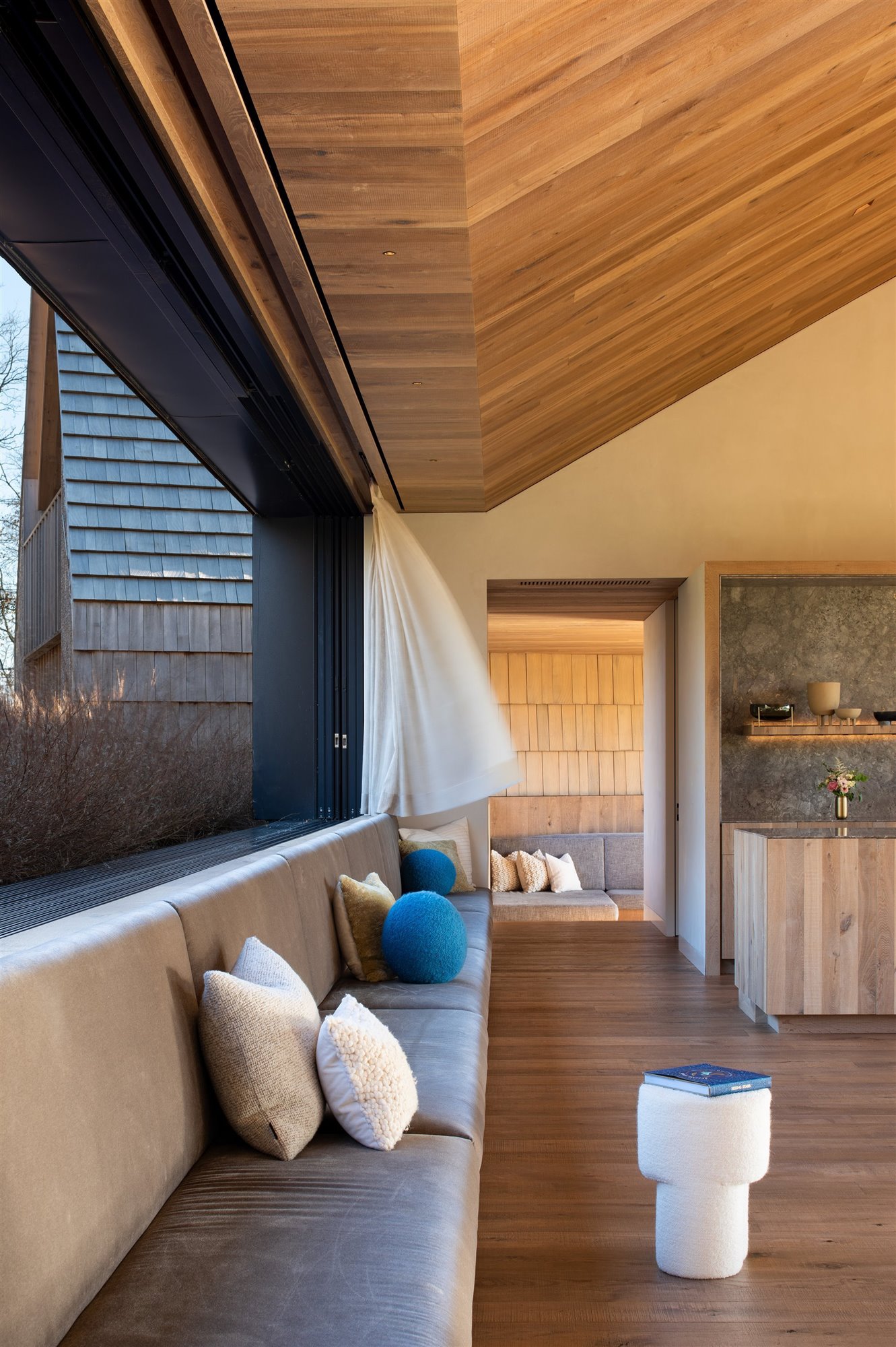 Casa moderna en el campo con fachada de paja salon con sofa de obra