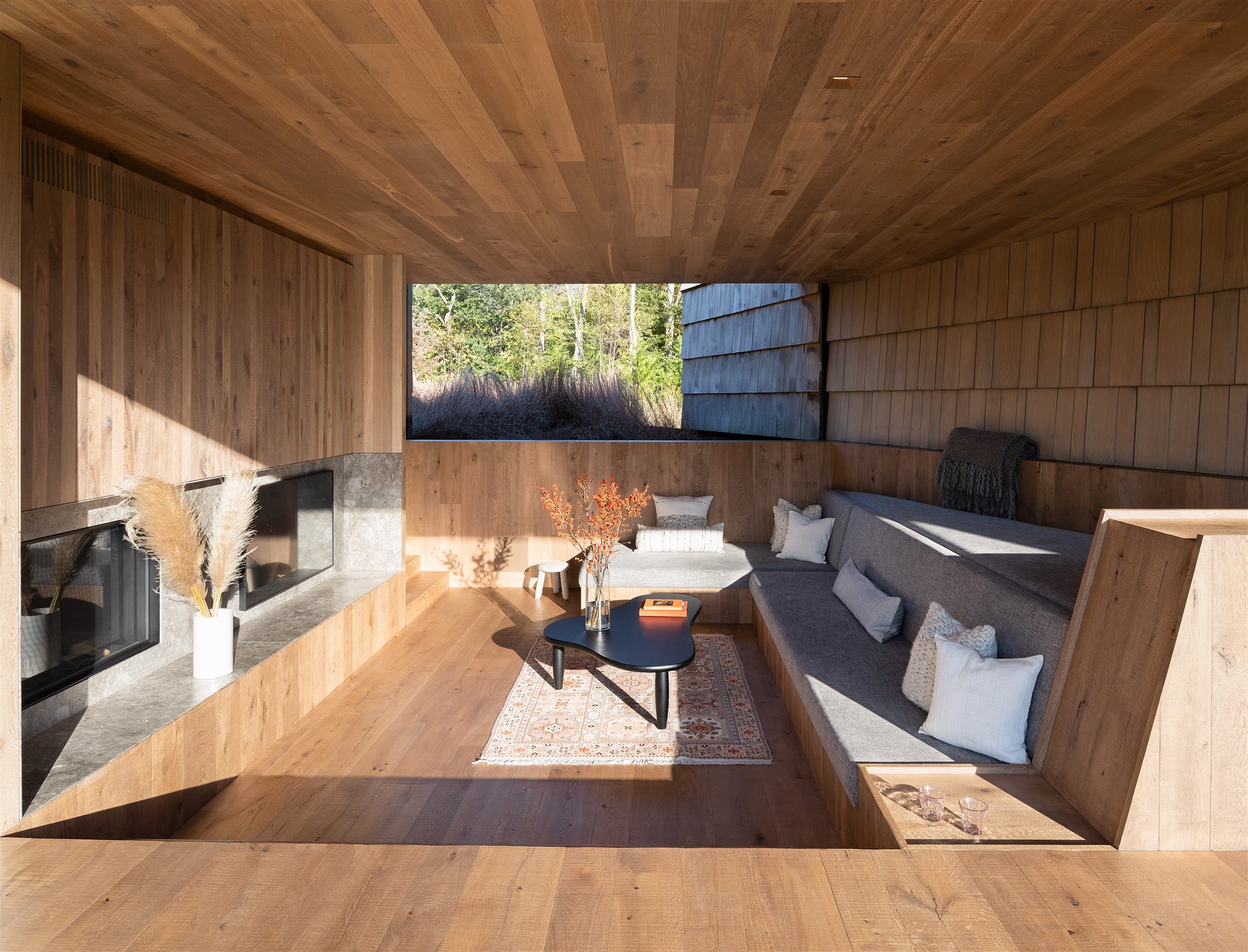 Casa moderna en el campo con fachada de paja salon de madera
