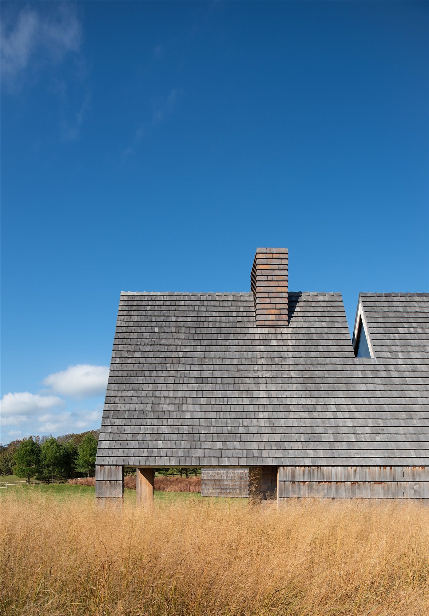 Casa moderna en el campo con fachada de paja tejado de color gris