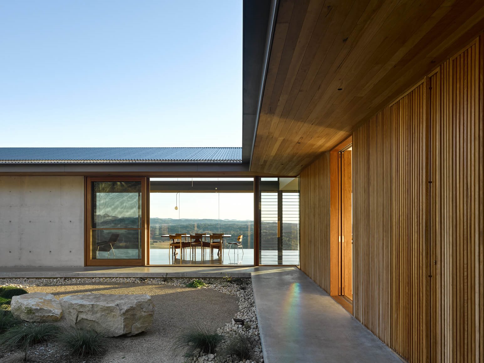 Casa moderna sobre una colina en Byron Bay Australia comedor con vistas
