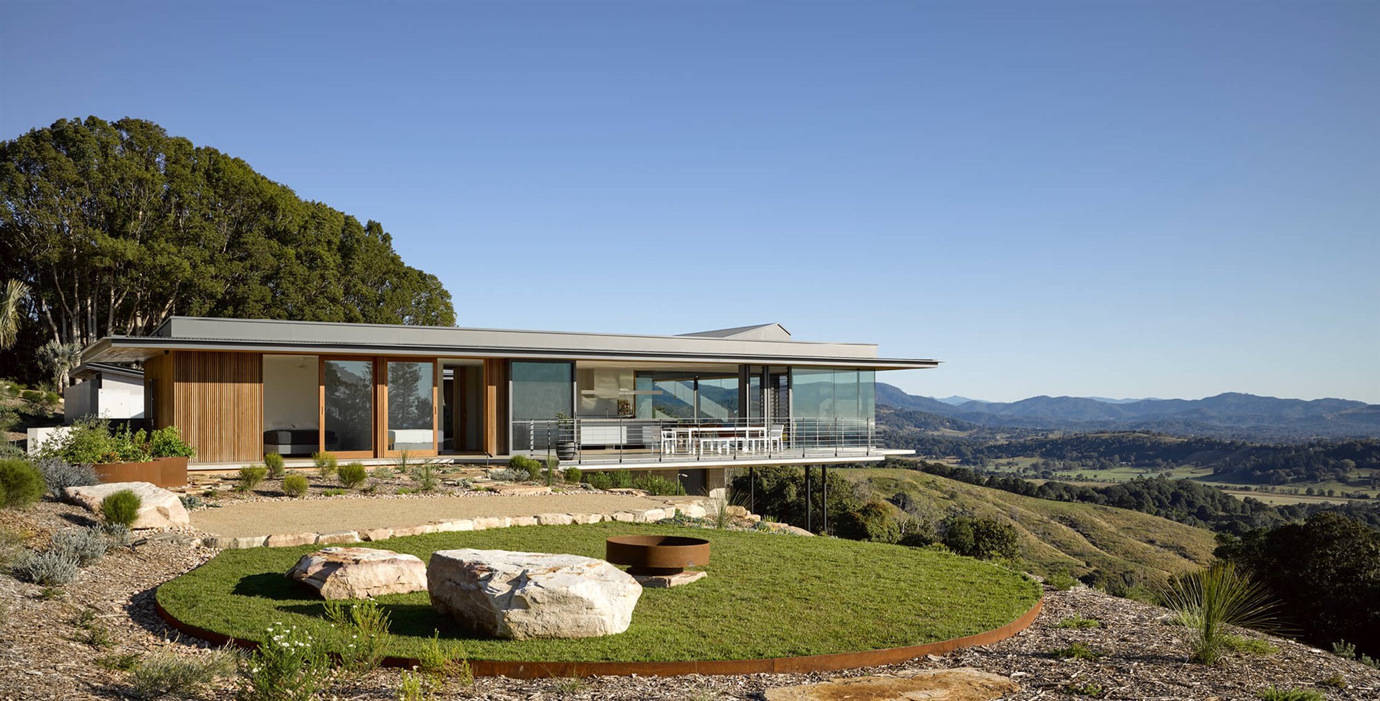 Casa moderna sobre una colina en Byron Bay Australia facahda jardin exterior