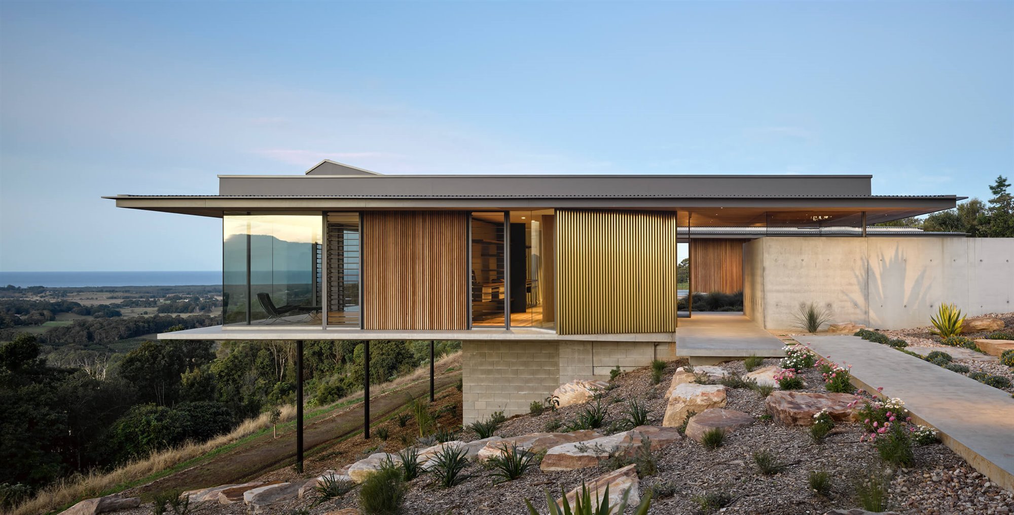 Casa moderna sobre una colina en Byron Bay Australia fachada